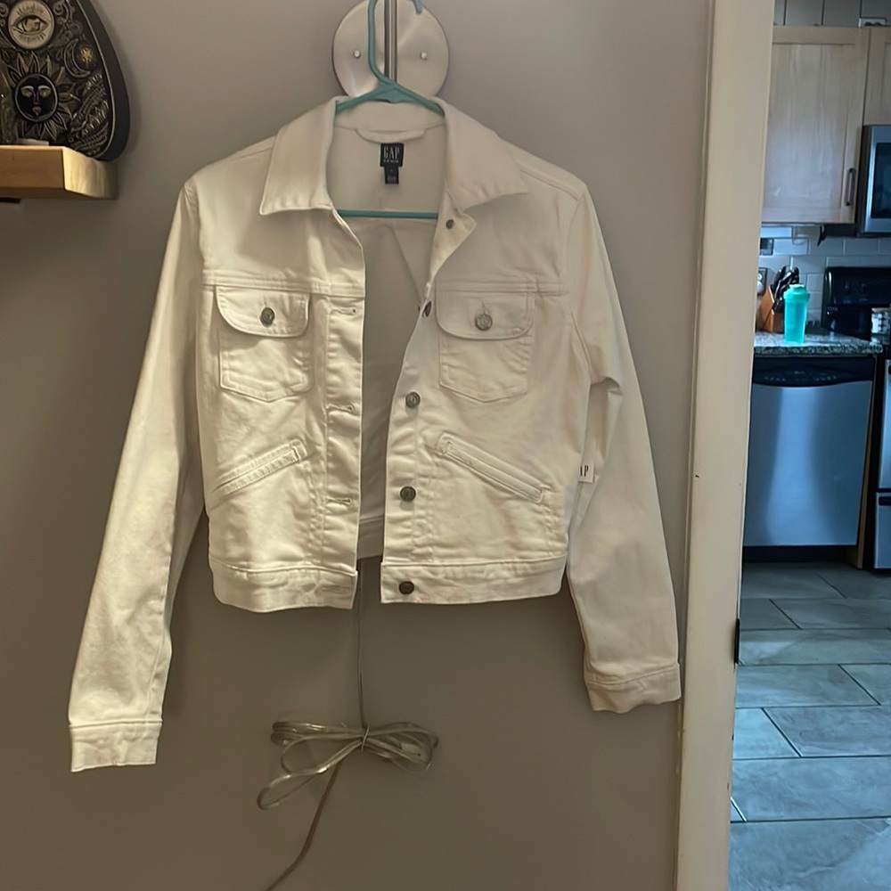White denim jacket never worn, 1 defect of red thread in back